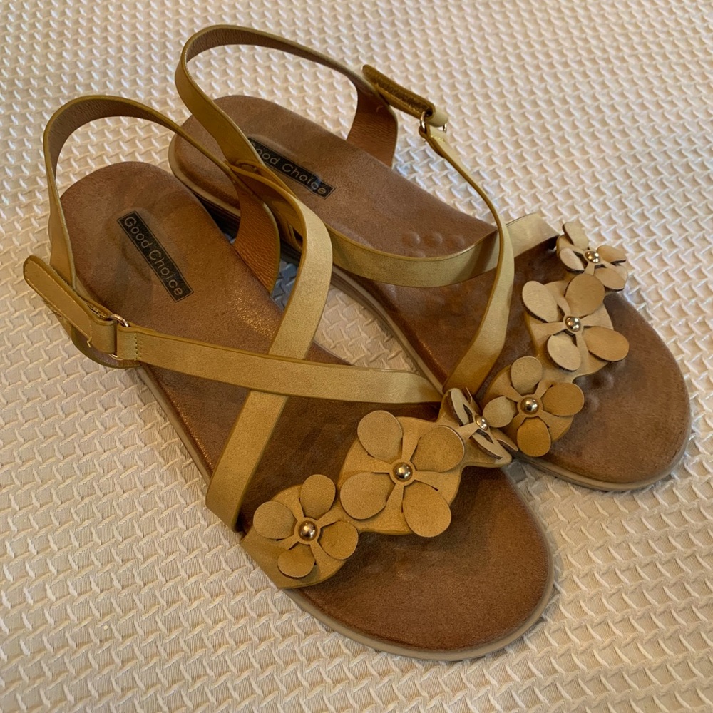 CuteFloral comfy strappy sandals with soft footbed